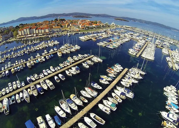 Lovely In Biograd With House Sea View Appartement